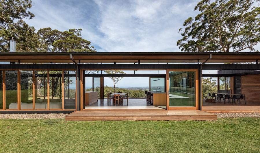 The living pavilion opening onto the lawn