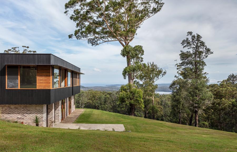 Bedroom wing above the slope