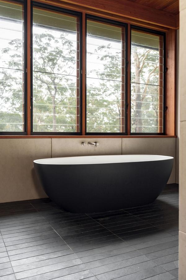 Freestanding bath under the window